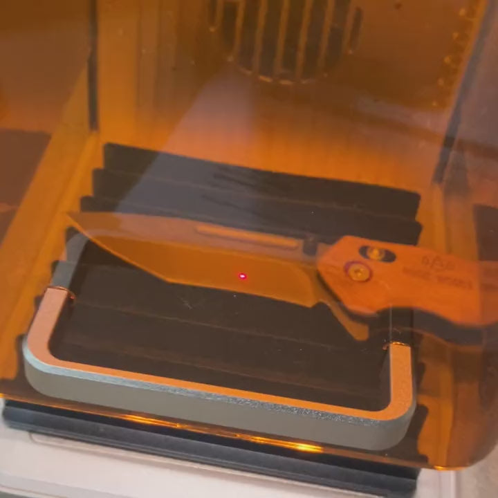 Laser graviert ein Messer bei Homewoods