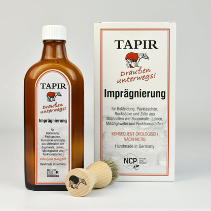 Tapir-Imprägnierung mit Karton und davor liegender Auftragsbürste