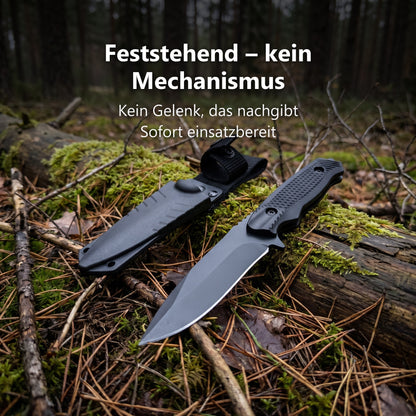 Trailcore Outdoormesser mit Scheide auf einem Baumstamm im Wald