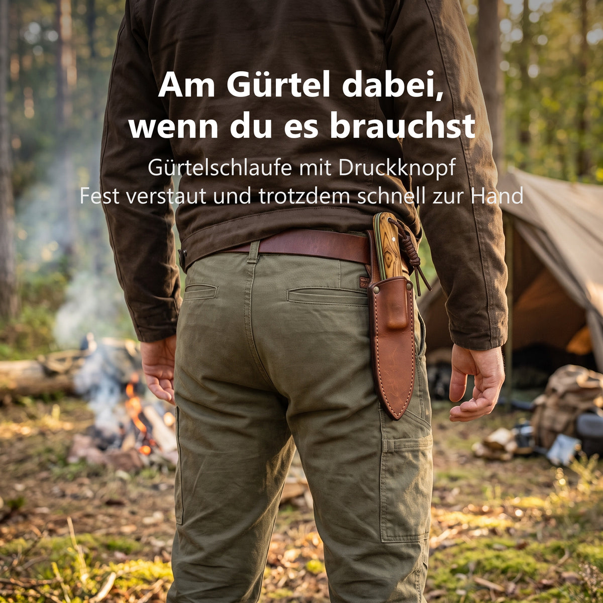 Wildglow in der Lederscheide am Guertel getragen am Lagerplatz