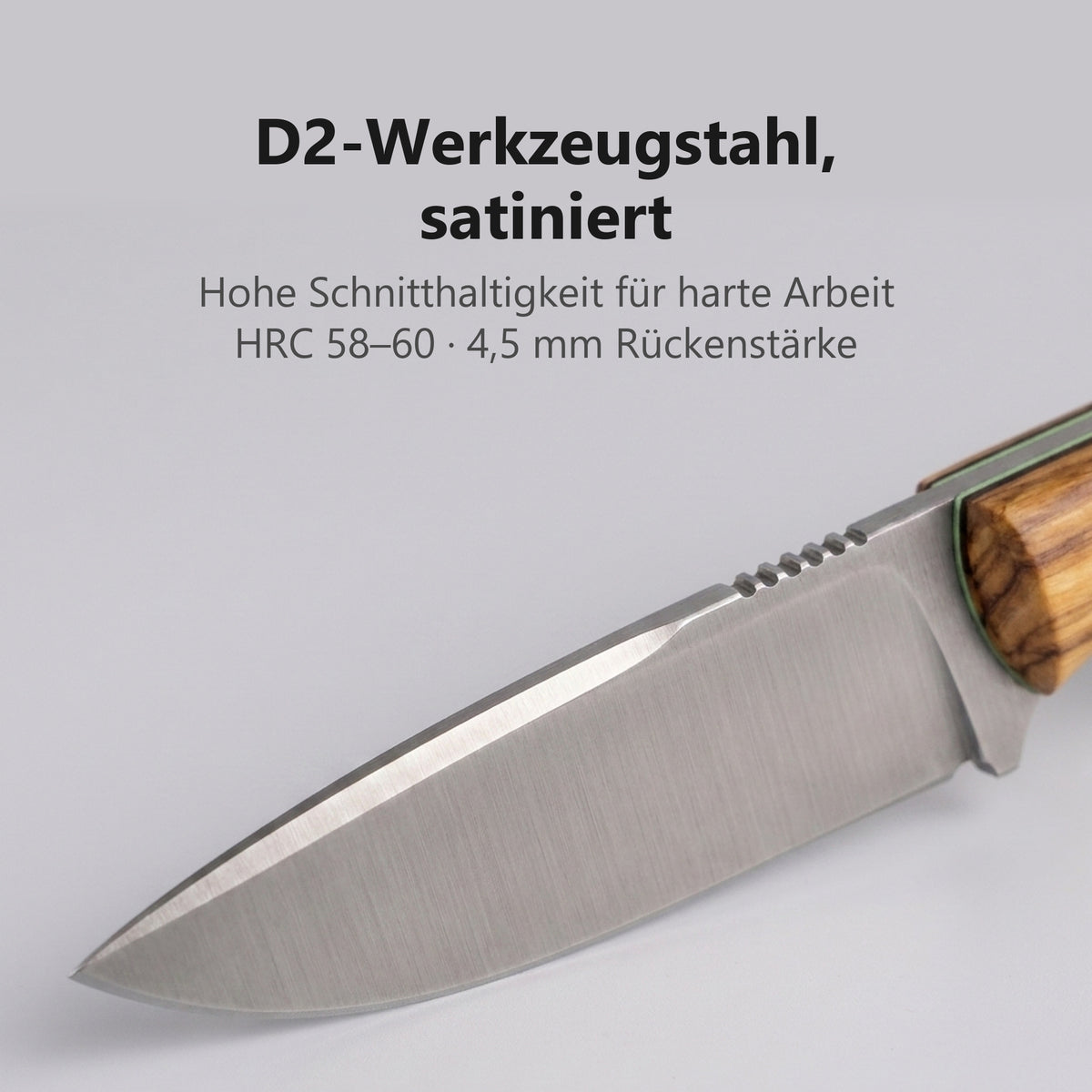 Nahaufnahme der satinierten D2-Klinge des Wildglow Outdoormessers